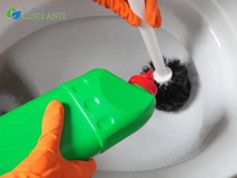 Cách tẩy bồn cầu bị ố vàng lâu ngày